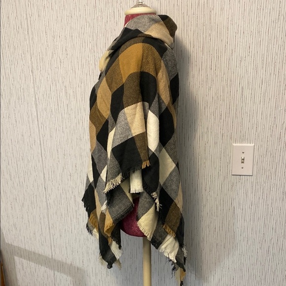 Women's Sonoma  Goods  For Life  Buffalo Plaid Print Toggle Poncho Fits XL NEW - Picture 4 of 9